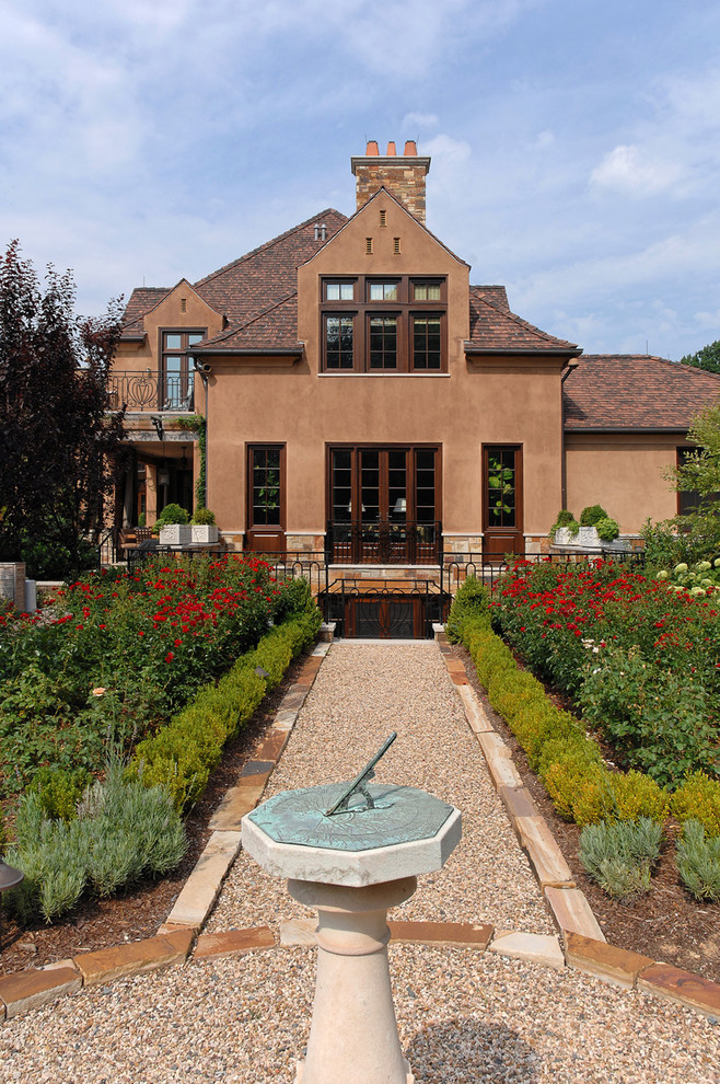 На фото: регулярный сад в классическом стиле с садовой дорожкой или калиткой и покрытием из гравия