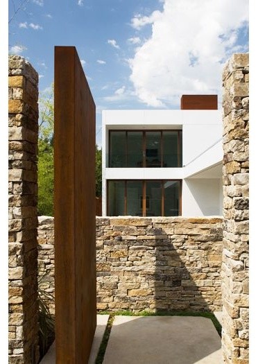 Ispirazione per un grande giardino formale minimalista esposto a mezz'ombra dietro casa con un muro di contenimento e pavimentazioni in cemento