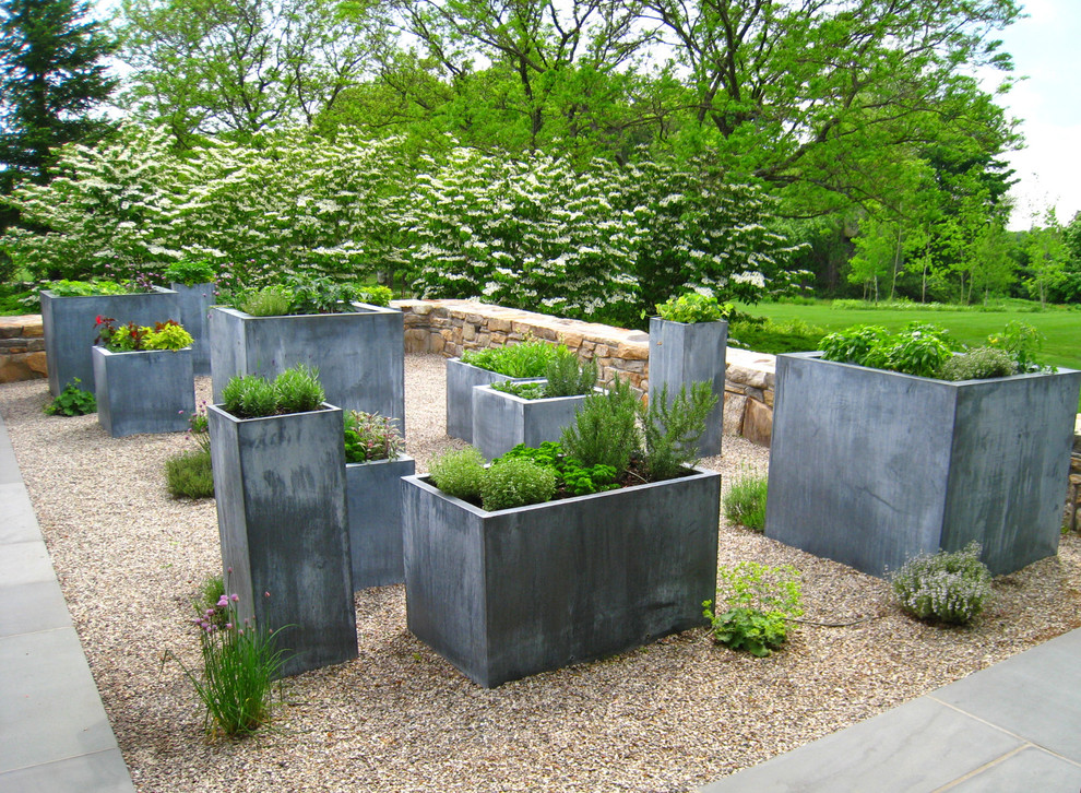 Idee per un piccolo giardino contemporaneo in cortile in primavera con un giardino in vaso e ghiaia