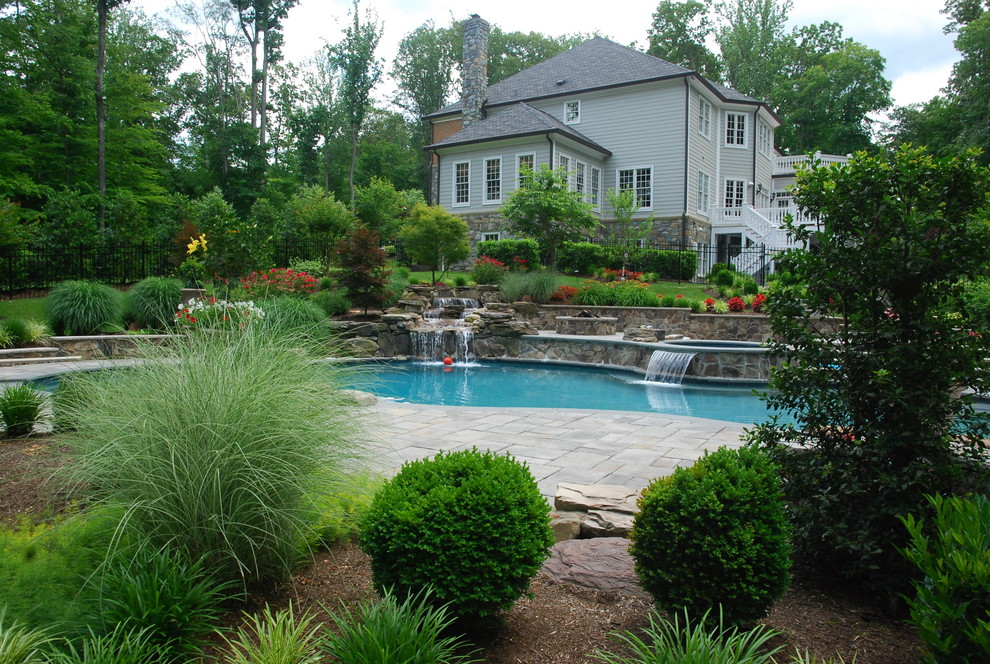 Foto di un giardino eclettico esposto in pieno sole di medie dimensioni e nel cortile laterale in estate con fontane e pavimentazioni in cemento