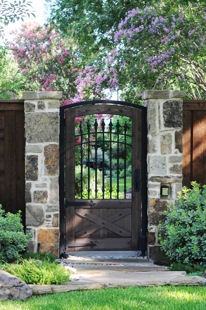 This is an example of a traditional backyard stone landscaping in Dallas.