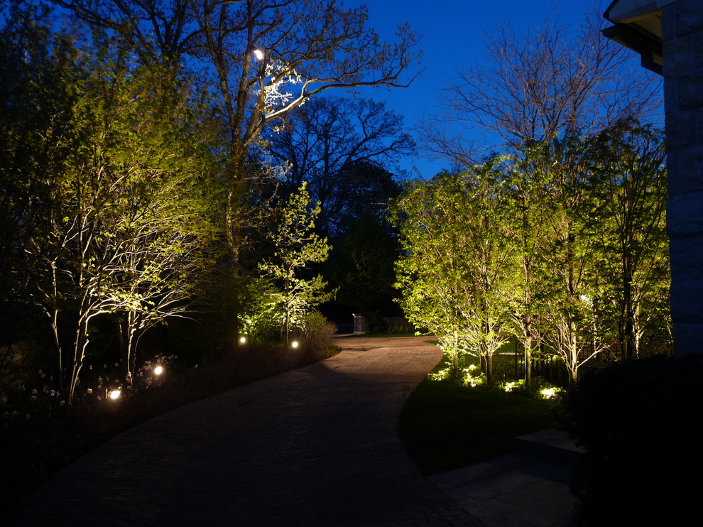 На фото: большой весенний участок и сад в классическом стиле с полуденной тенью и мощением клинкерной брусчаткой с