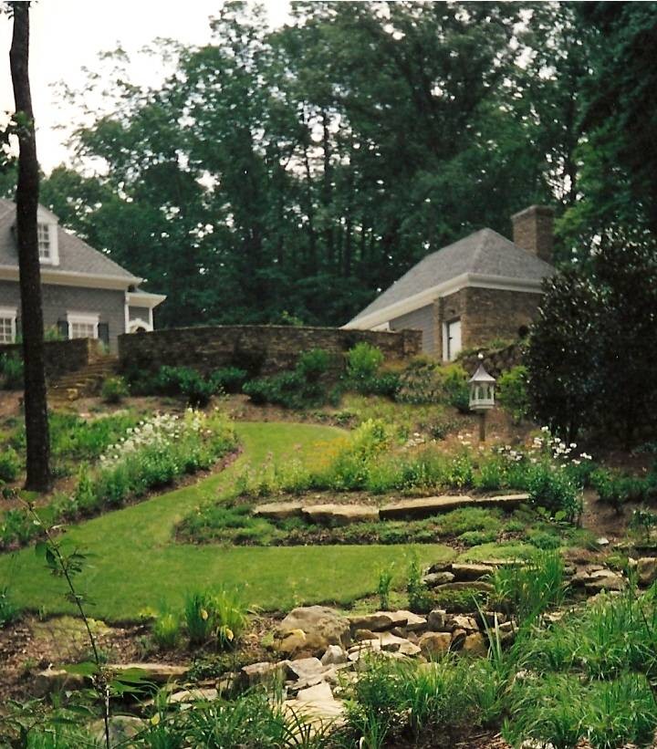 Ispirazione per un grande giardino formale minimalista esposto in pieno sole dietro casa con un ingresso o sentiero e pavimentazioni in pietra naturale