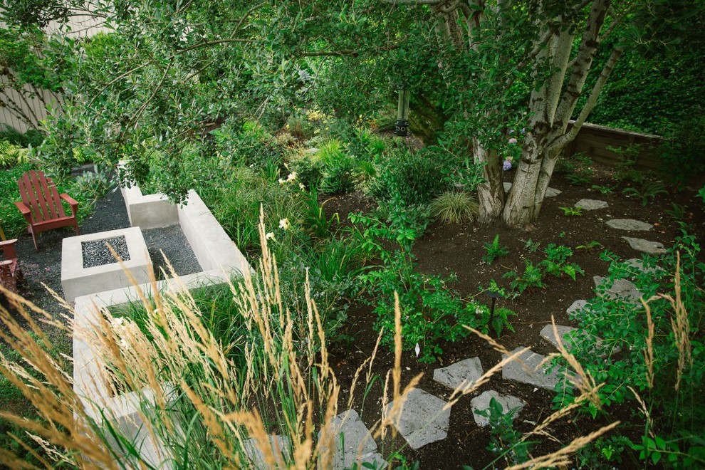 Стильный дизайн: регулярный сад на заднем дворе в современном стиле с местом для костра - последний тренд