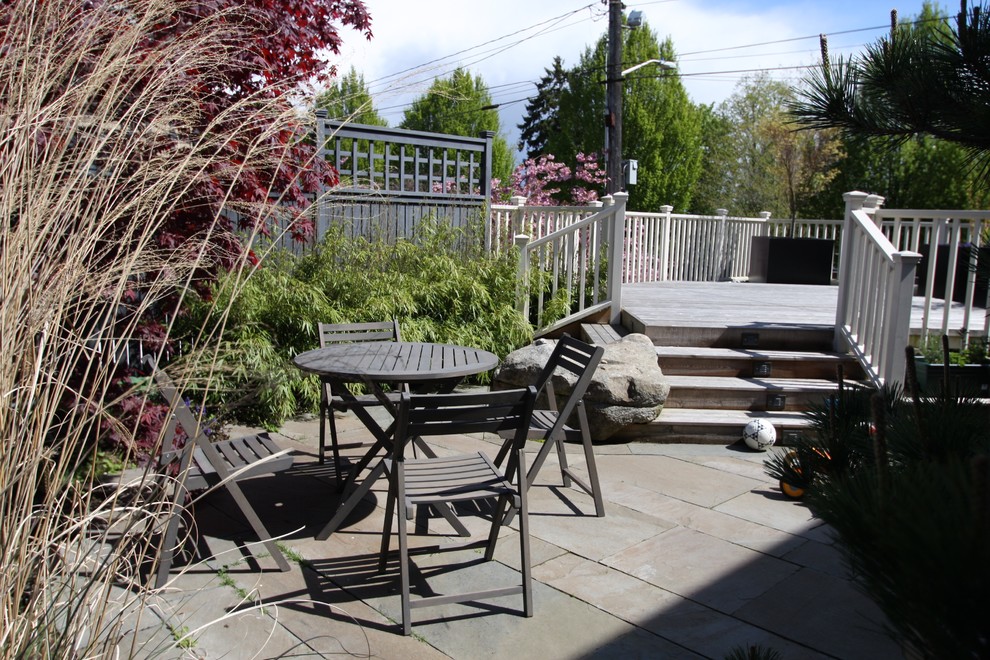Свежая идея для дизайна: маленький регулярный сад на заднем дворе в классическом стиле с воротами, полуденной тенью и покрытием из каменной брусчатки для на участке и в саду - отличное фото интерьера