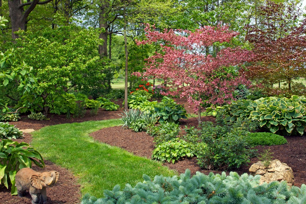 На фото: большой тенистый, летний участок и сад на заднем дворе в современном стиле с садовой дорожкой или калиткой