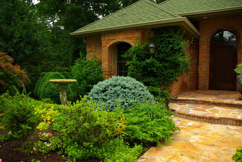 На фото: большой тенистый, летний участок и сад на переднем дворе в классическом стиле с покрытием из каменной брусчатки с