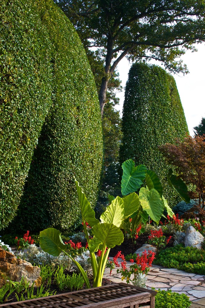 Immagine di un ampio giardino tradizionale esposto a mezz'ombra nel cortile laterale in estate con pavimentazioni in pietra naturale