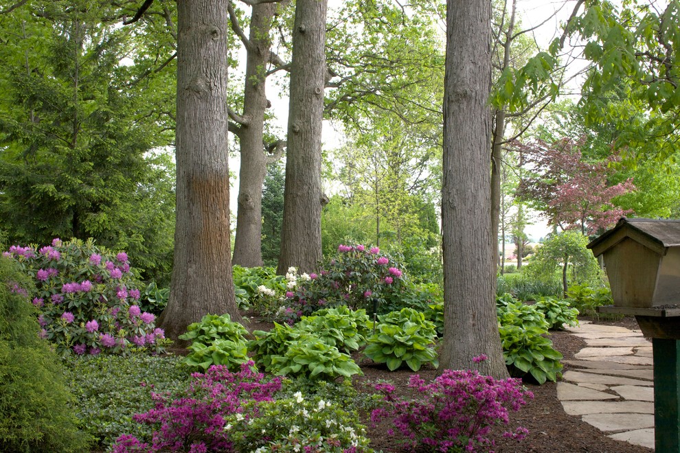 シカゴにある高級な広い、夏のトラディショナルスタイルのおしゃれな庭 (日陰、天然石敷き) の写真