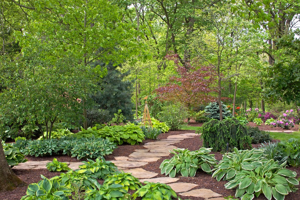 Пример оригинального дизайна: большой тенистый, летний участок и сад на заднем дворе в современном стиле с садовой дорожкой или калиткой и покрытием из каменной брусчатки