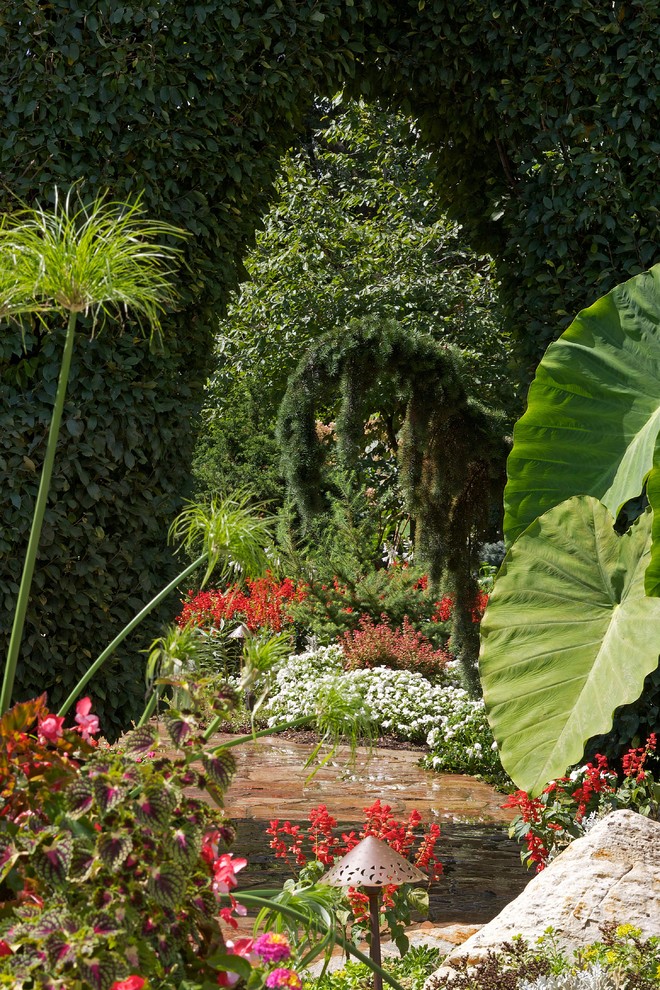 Ispirazione per un ampio giardino chic esposto a mezz'ombra nel cortile laterale in estate con un ingresso o sentiero e pavimentazioni in pietra naturale