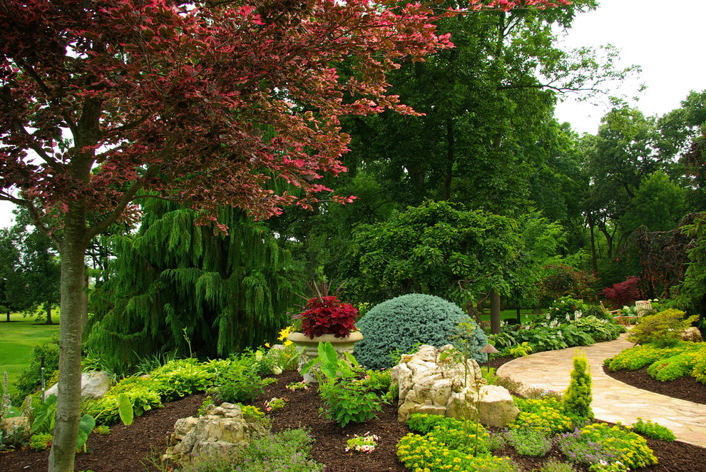 Immagine di un grande giardino contemporaneo esposto a mezz'ombra nel cortile laterale in estate con un ingresso o sentiero e pavimentazioni in pietra naturale