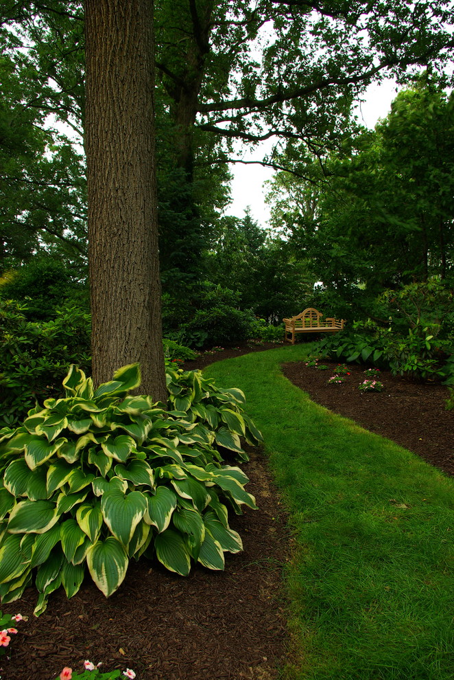 На фото: тенистый, летний участок и сад среднего размера на заднем дворе в современном стиле с садовой дорожкой или калиткой с