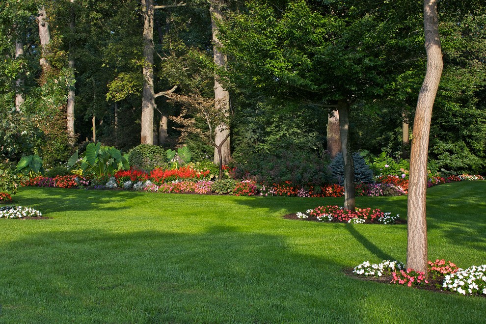 Идея дизайна: большой тенистый, летний участок и сад на боковом дворе в современном стиле
