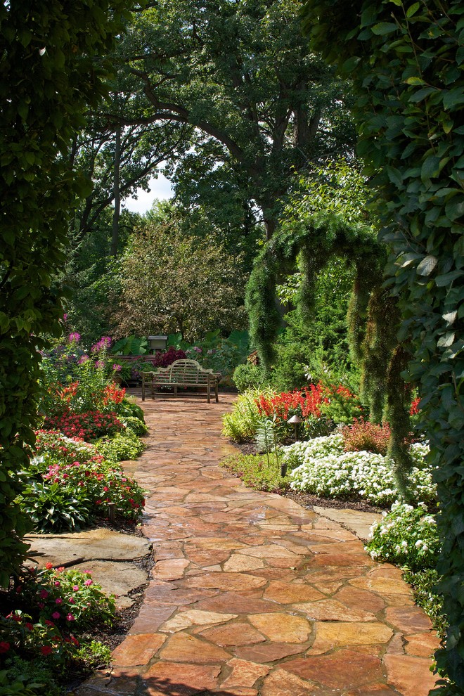 Foto di un ampio giardino minimal esposto a mezz'ombra dietro casa in estate con pavimentazioni in pietra naturale e un ingresso o sentiero