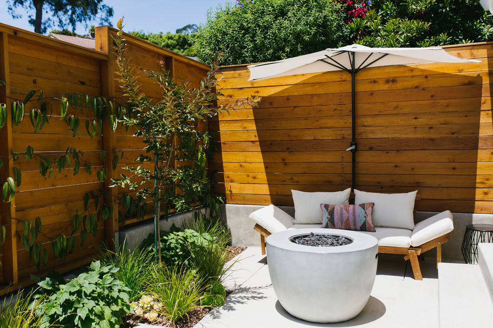 Ejemplo de jardín de secano minimalista pequeño en patio lateral con brasero, exposición total al sol y mantillo