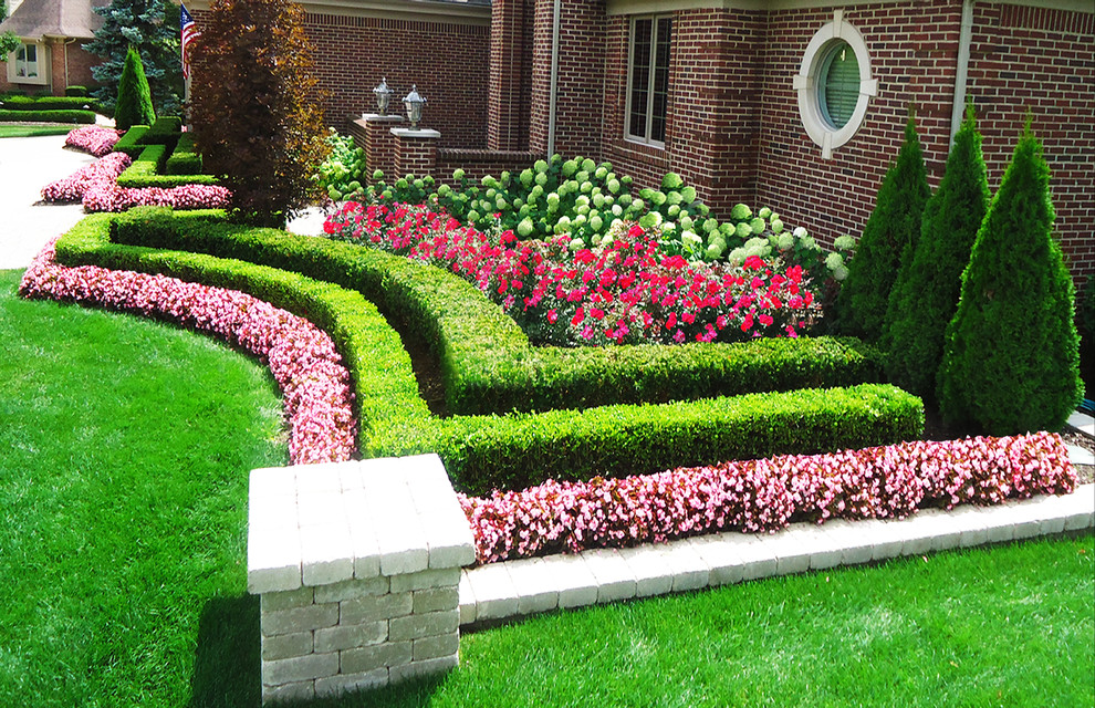 デトロイトにあるラグジュアリーな広い、夏のコンテンポラリースタイルのおしゃれな庭 (庭への小道、日向、コンクリート敷き	) の写真