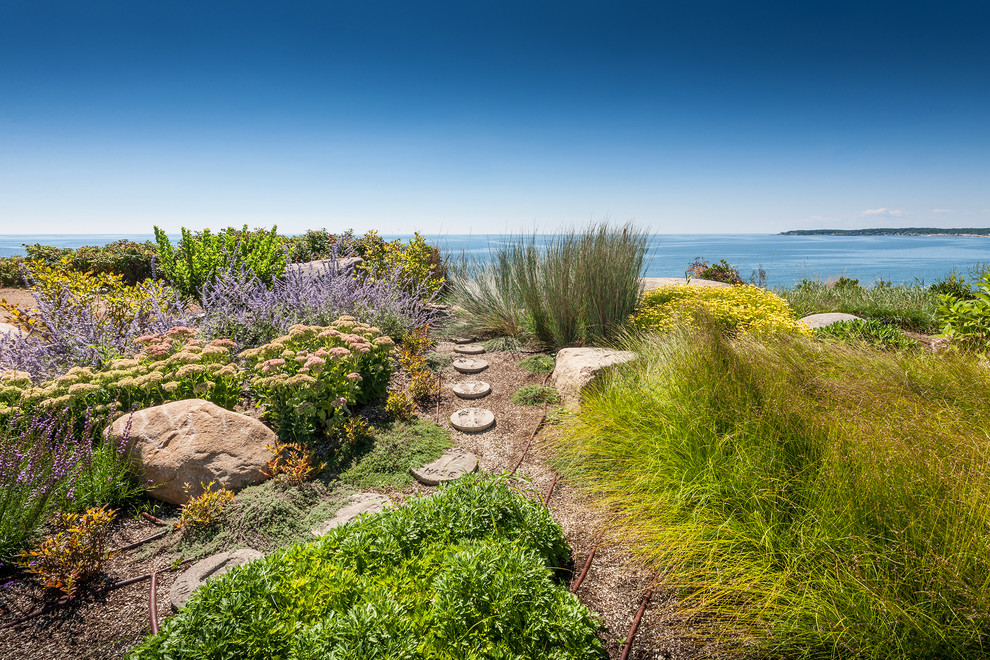 Cette image montre un grand jardin marin avec une exposition ensoleillée, une pente, une colline ou un talus et des pavés en béton.
