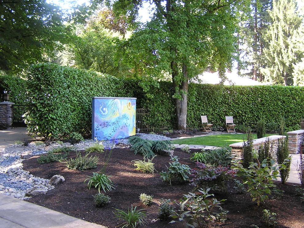 На фото: участок и сад среднего размера на переднем дворе в классическом стиле с подъездной дорогой, полуденной тенью и покрытием из каменной брусчатки