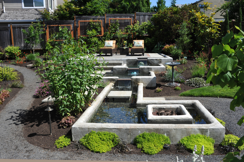 Idee per un grande giardino minimal esposto in pieno sole dietro casa con fontane e pavimentazioni in pietra naturale