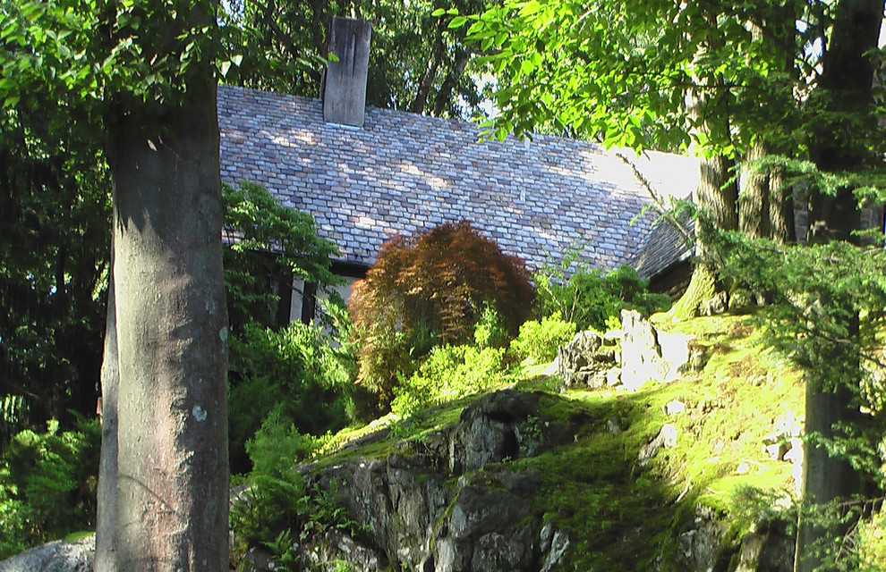 Immagine di un ampio giardino chic in ombra con un pendio, una collina o una riva