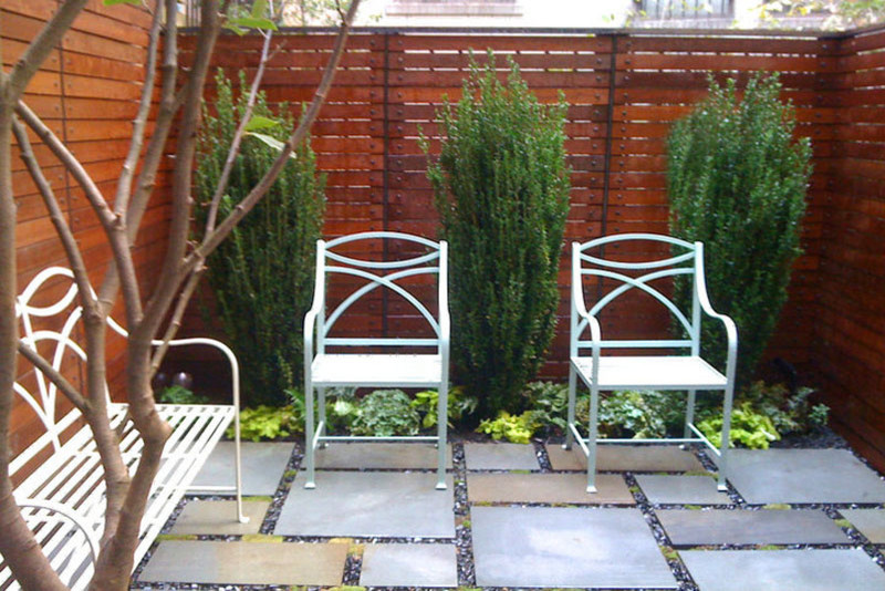 Schattiger Moderner Garten hinter dem Haus mit Natursteinplatten in New York