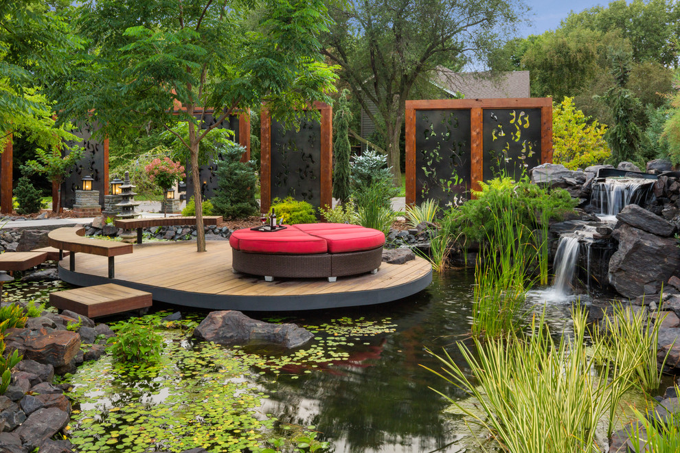 Idéer för att renovera en orientalisk trädgård framför huset, med en fontän och naturstensplattor