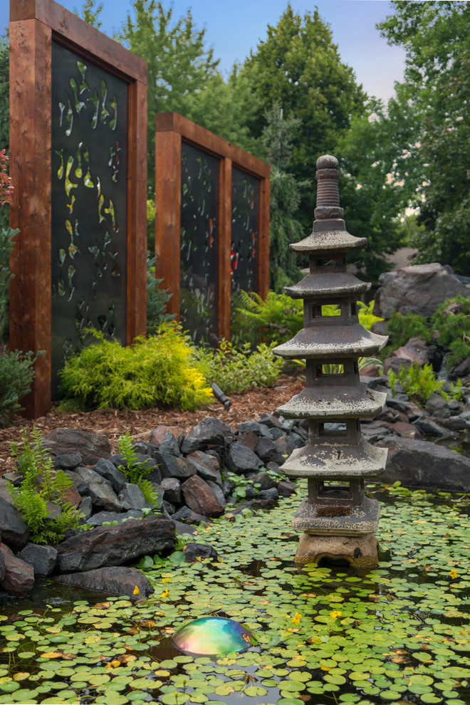 Aménagement d'un jardin avant asiatique avec des pavés en pierre naturelle.