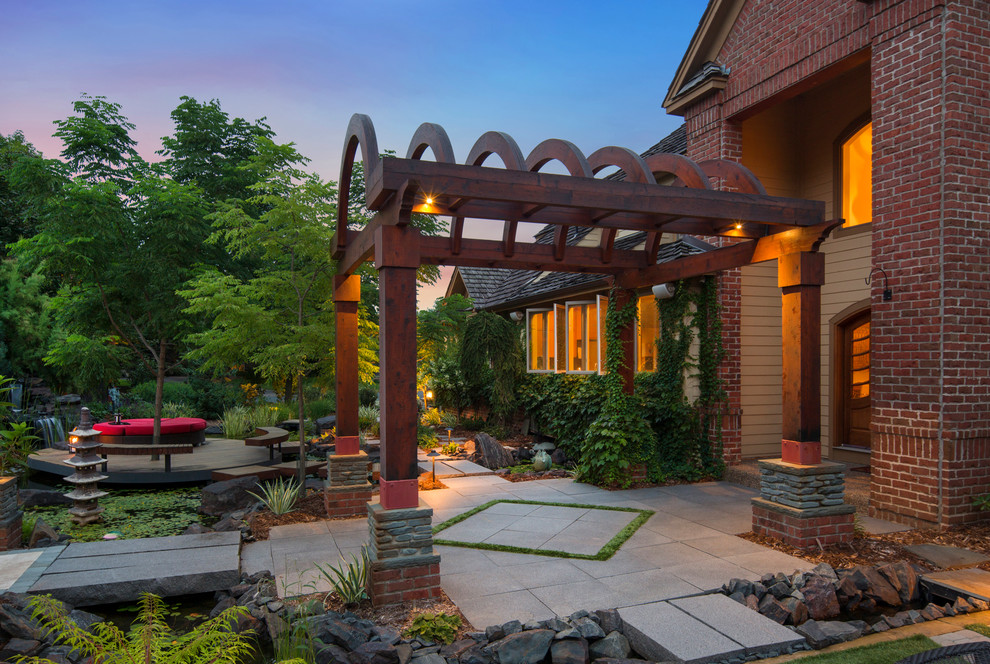 This is an example of a world-inspired front garden in Minneapolis with natural stone paving.