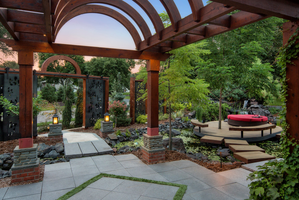 Modelo de patio de estilo zen en patio delantero con adoquines de piedra natural