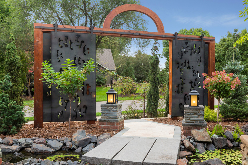 Свежая идея для дизайна: участок и сад на переднем дворе в восточном стиле с покрытием из каменной брусчатки - отличное фото интерьера