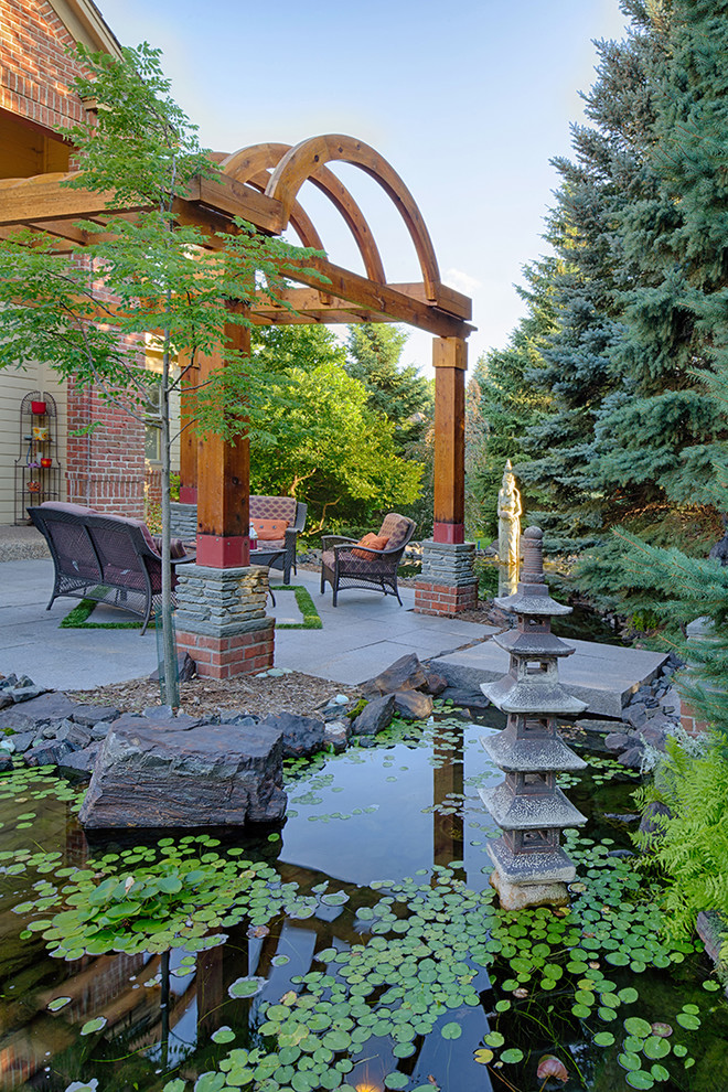 Inspiration for a large world-inspired front garden in Minneapolis with a water feature and natural stone paving.