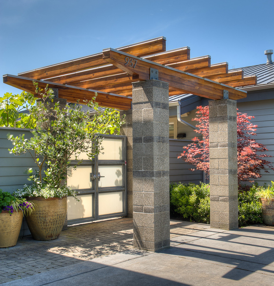 Halbschattiger Moderner Garten im Sommer mit Betonboden in Seattle