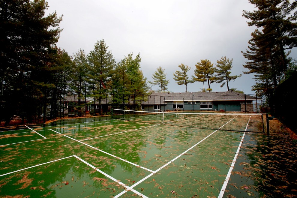 Idee per un grande campo sportivo esterno tradizionale esposto in pieno sole dietro casa in estate con un ingresso o sentiero