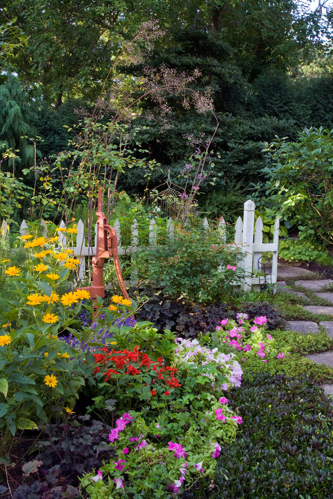 Design ideas for a traditional landscaping in Chicago.
