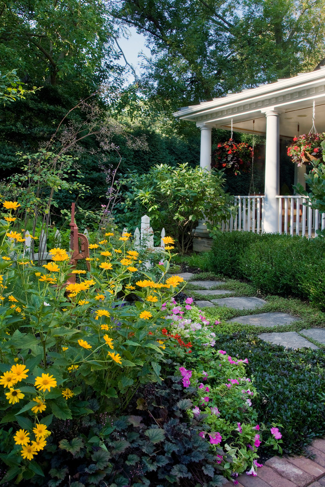 Photo of a traditional landscaping in Chicago.