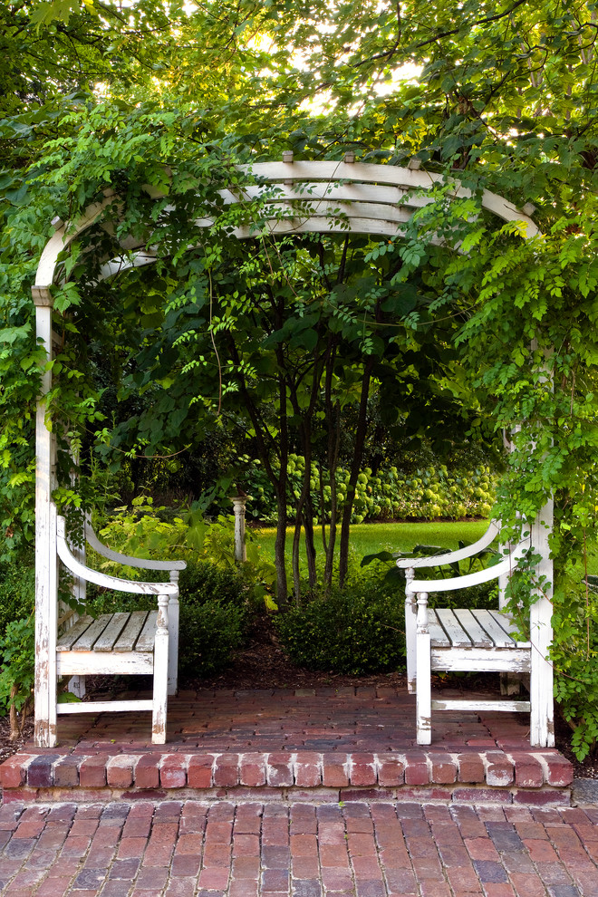 Imagen de jardín romántico con adoquines de ladrillo