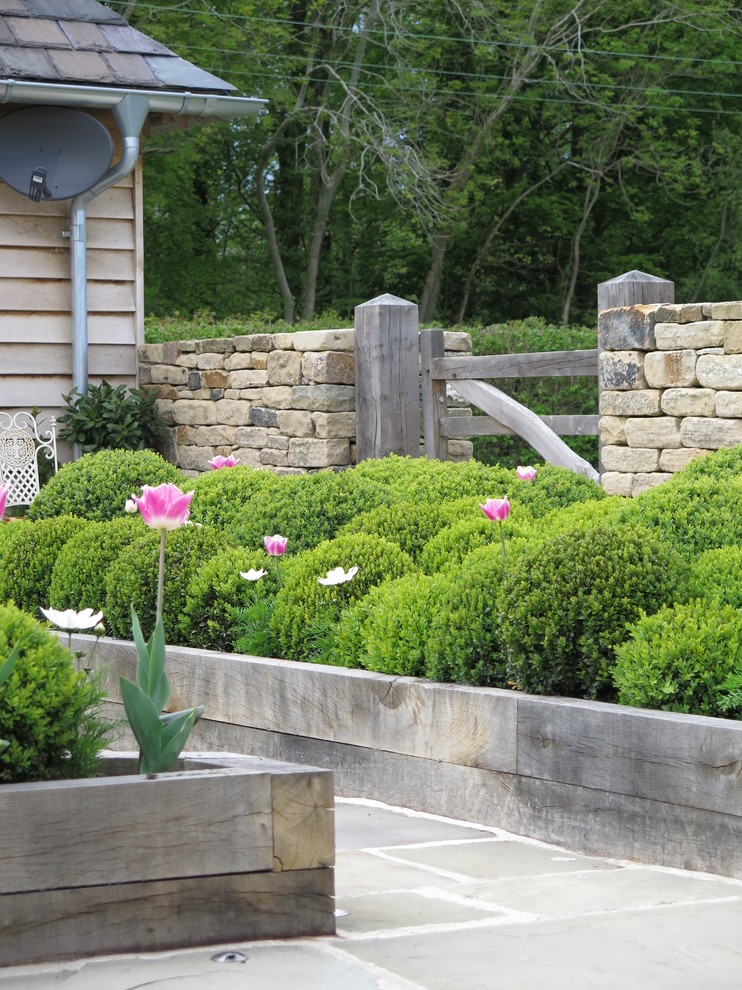 Idées déco pour un grand jardin contemporain l'été avec une exposition ensoleillée et des pavés en pierre naturelle.