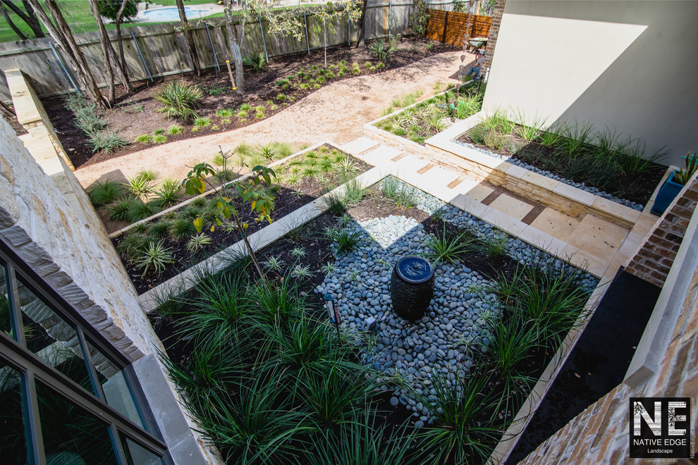 Свежая идея для дизайна: участок и сад на внутреннем дворе в стиле модернизм с полуденной тенью и покрытием из каменной брусчатки - отличное фото интерьера
