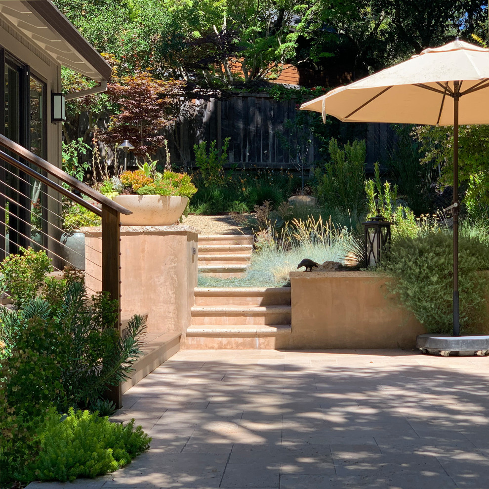 Geräumige Mediterrane Gartenmauer im Sommer, hinter dem Haus mit direkter Sonneneinstrahlung und Natursteinplatten in San Francisco