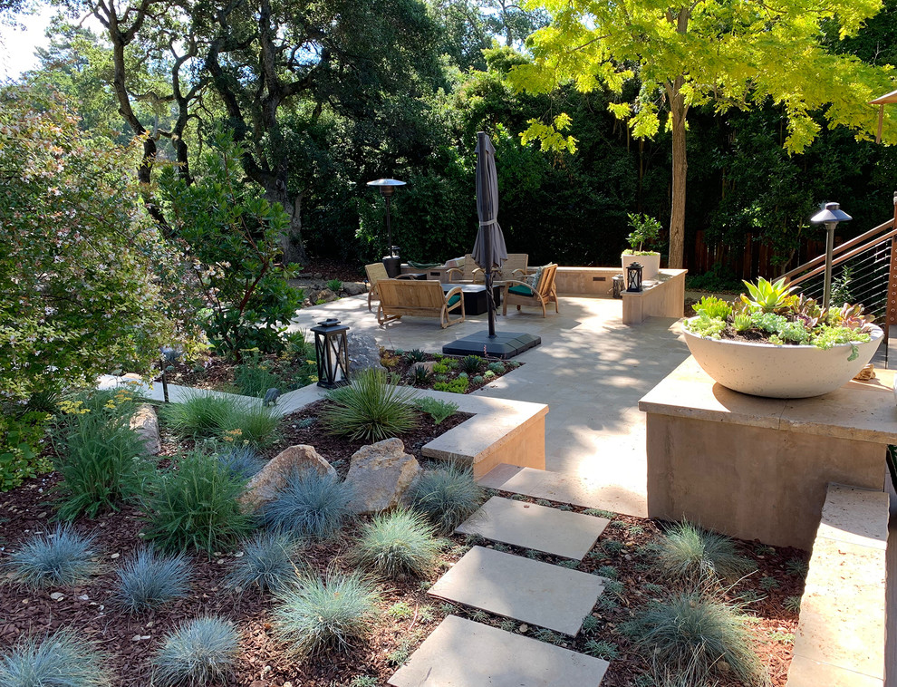 На фото: огромный солнечный, летний засухоустойчивый сад на склоне в современном стиле с хорошей освещенностью, покрытием из каменной брусчатки и подпорной стенкой с