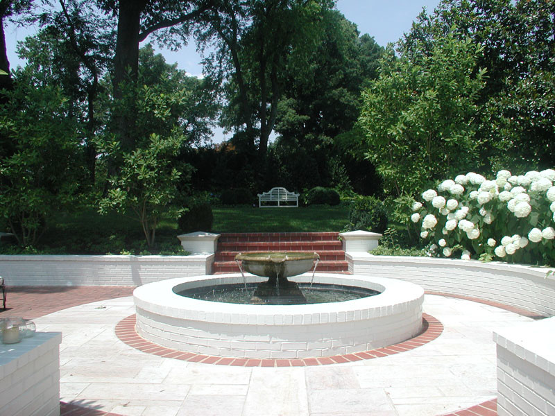 На фото: большой участок и сад на заднем дворе в классическом стиле с покрытием из каменной брусчатки