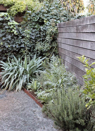 Foto di un giardino minimalista di medie dimensioni e dietro casa con un ingresso o sentiero e ghiaia