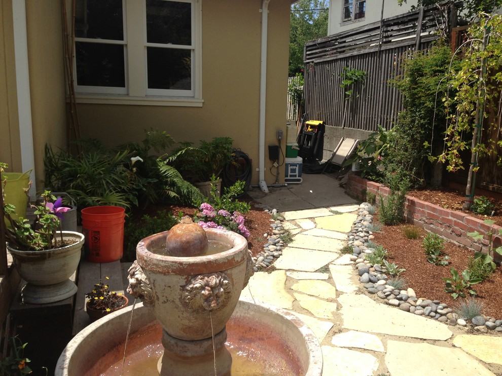 Пример оригинального дизайна: летний участок и сад среднего размера на заднем дворе в стиле кантри с покрытием из каменной брусчатки и полуденной тенью