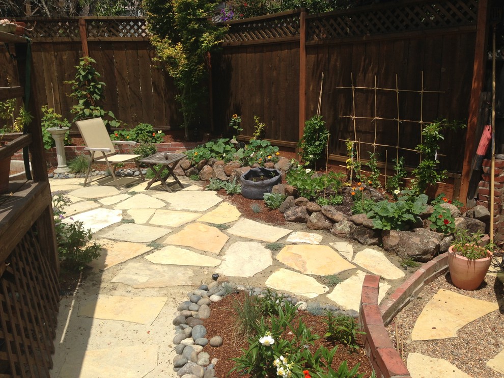 На фото: летний участок и сад среднего размера на заднем дворе в стиле кантри с полуденной тенью и покрытием из каменной брусчатки с