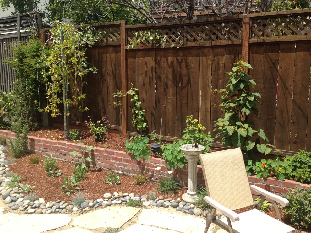 Идея дизайна: летний участок и сад среднего размера на заднем дворе в стиле кантри с покрытием из каменной брусчатки и полуденной тенью