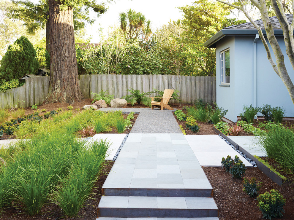 Modelo de camino de jardín moderno de tamaño medio en patio delantero con exposición parcial al sol y adoquines de piedra natural