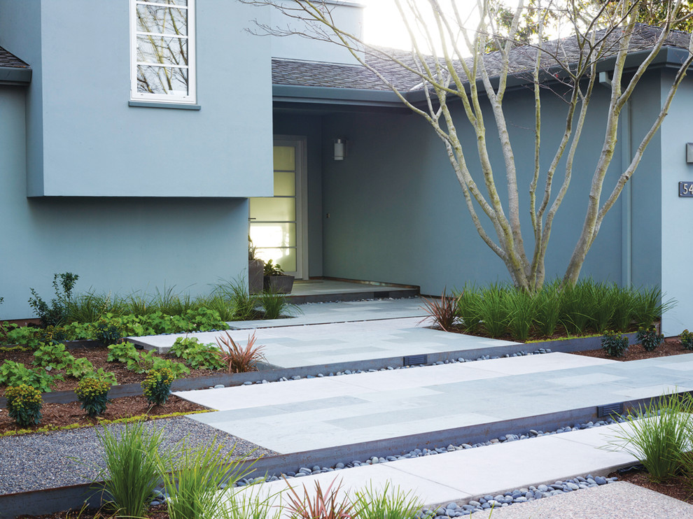 Idee per un grande giardino formale minimalista esposto in pieno sole davanti casa in autunno con pavimentazioni in pietra naturale e un ingresso o sentiero