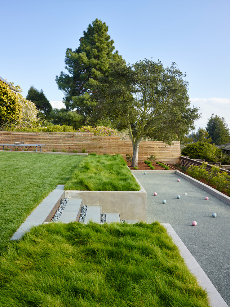 Großer Moderner Vorgarten im Herbst mit Sportplatz, Spielgerät und direkter Sonneneinstrahlung in San Francisco