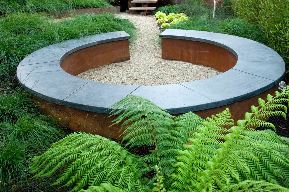 Пример оригинального дизайна: участок и сад на заднем дворе в стиле лофт с покрытием из гранитной крошки